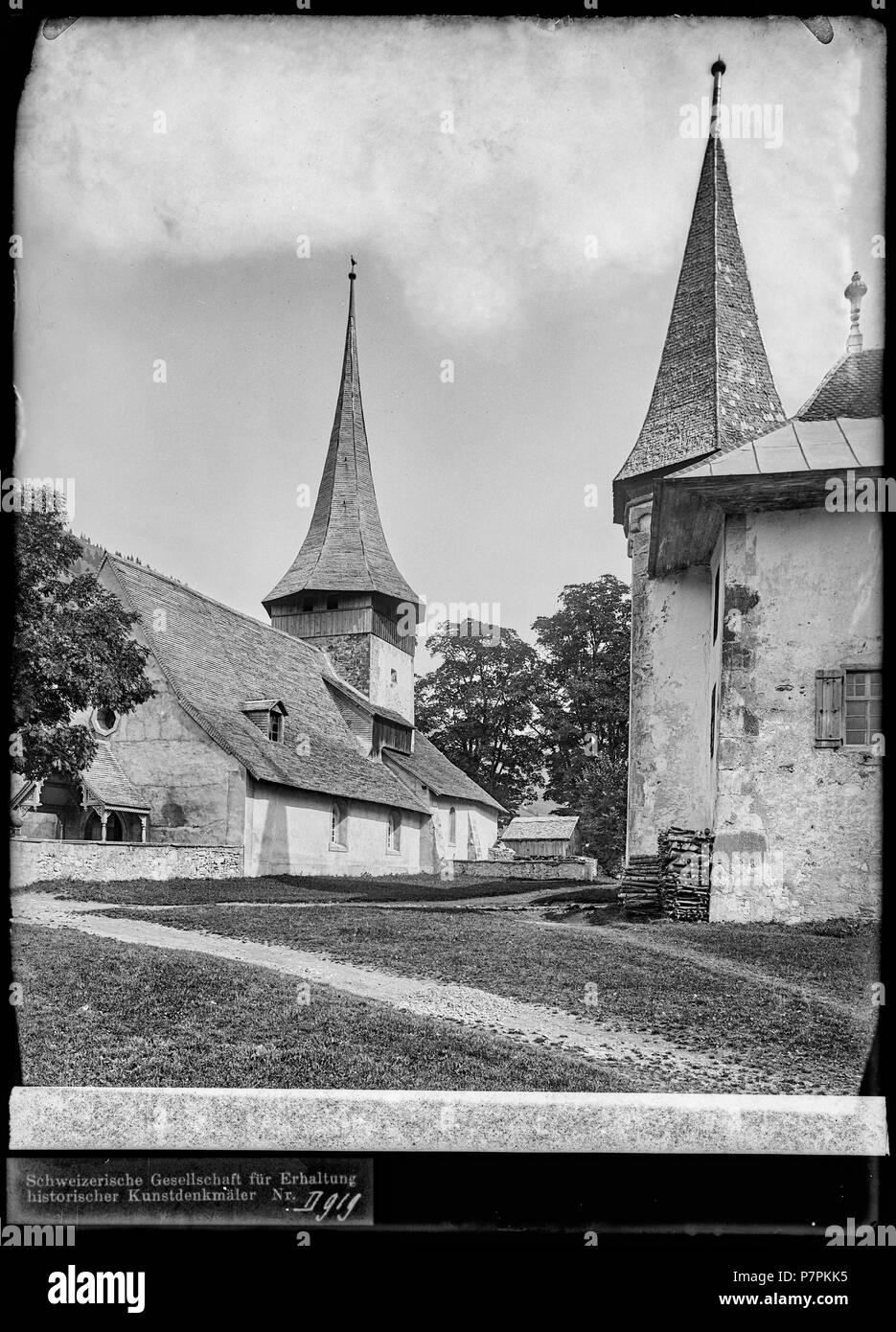 Rougemont, Eglise, vue partielle ; Vue partielle extérieure du côté sud de l'église Saint-Nicolas et de l'angle nord-ouest du château. 1899 80 CH-NB - Rougemont, Eglise, vue partielle - Collection Max van Berchem - EAD-7509 Banque D'Images