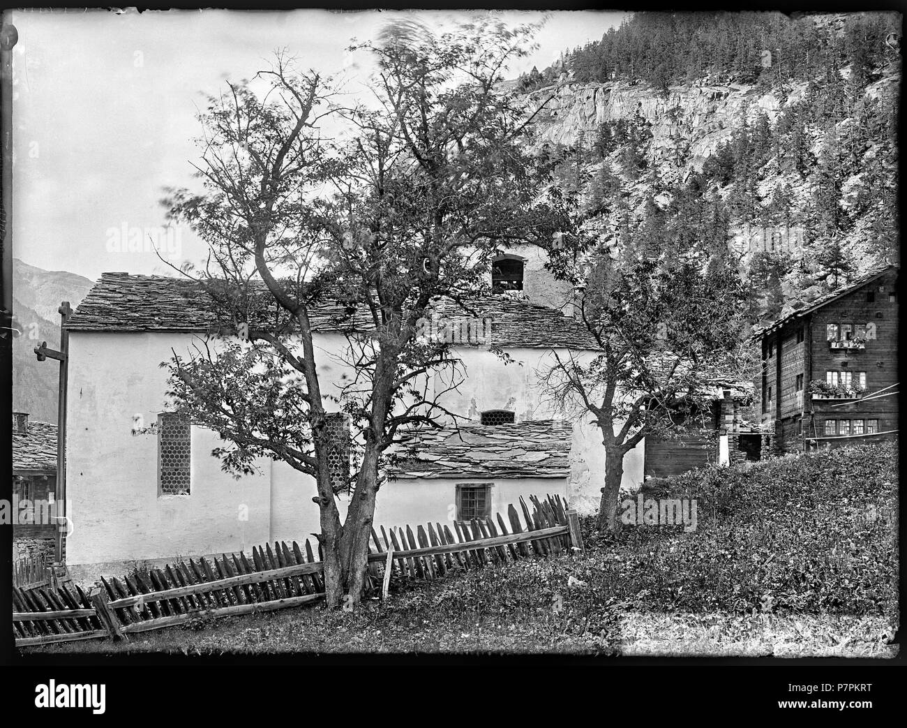 Herbriggen, Kirche, vue d'ensemble ; Vue d'ensemble de l'ancienne église de Herbriggen, commune de Saint-Nicolas (VS). 1902 72 CH-NB - Herbriggen, Kirche, vue d'ensemble - Collection Max van Berchem - EAD-7613 Banque D'Images