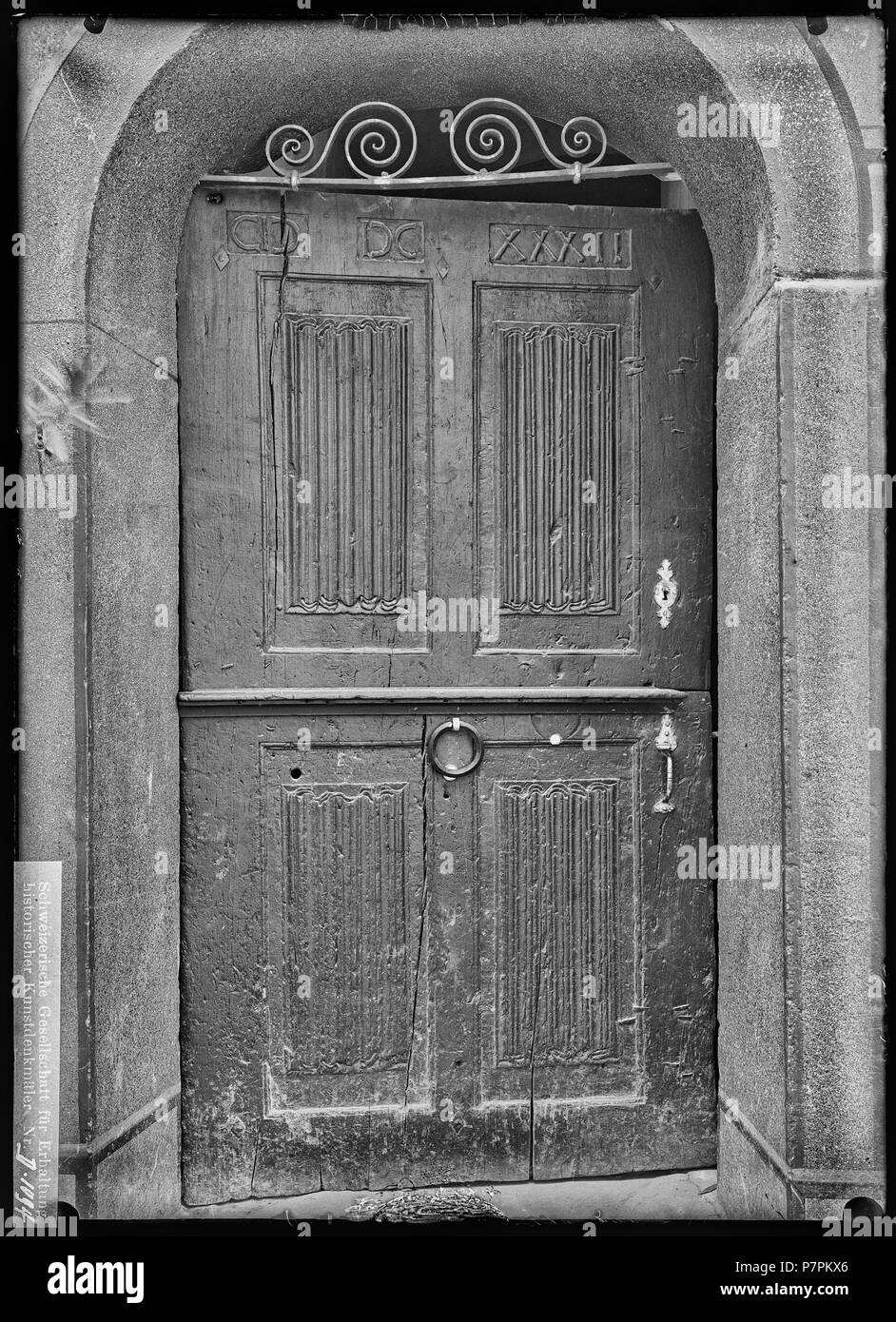 Sion, maison, Porte, vue d'ensemble ; Vue d'ensemble d'une porte d'entrée d'une maison avec la date de 1632. 1906 82 CH-NB - Sion, maison, Porte, vue d'ensemble - Collection Max van Berchem - EAD-7682 Banque D'Images