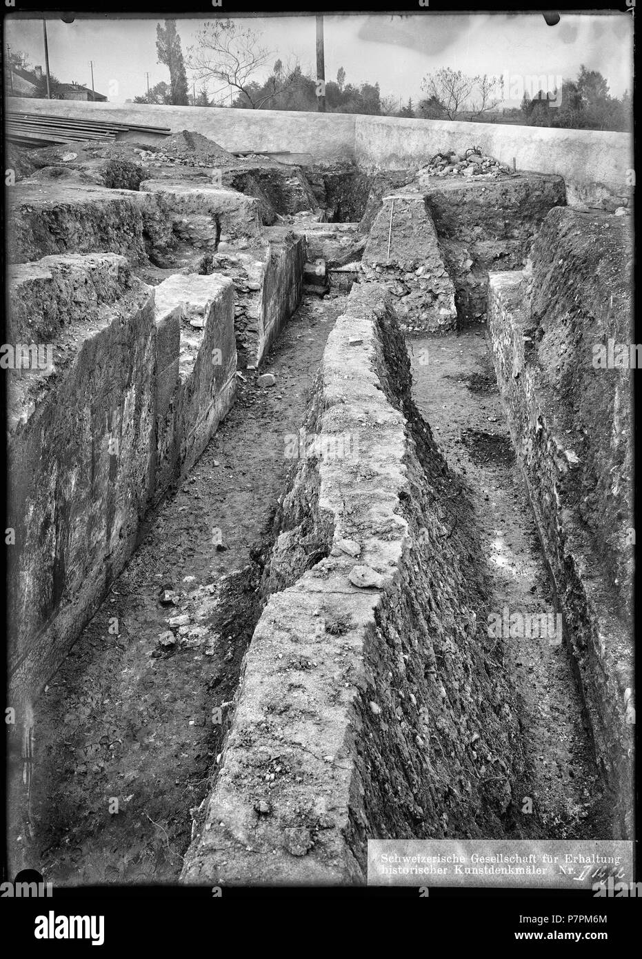 Commugny, Mur romain, vue partielle ; Vue partielle de murs romains trouvés durant des fouilles faites dans le village de Commugny, dans le canton de Vaud. 1904 69 CH-NB - Commugny, Mur romain, vue partielle - Collection Max van Berchem - EAD-9406 Banque D'Images