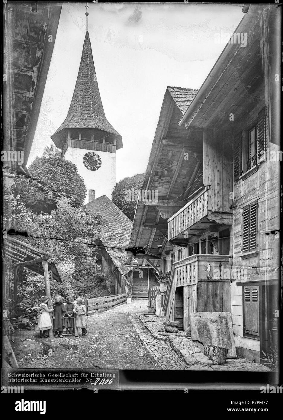 Erlenbach im Simmental, Kirche, vue partielle ; Vue partielle de l'église, de la ruelle, des maisons la bordant et des escaliers en bois y menant, à Erlenbach dans le canton de Berne. 1900 69 CH-NB - Erlenbach im Simmental, Kirche, vue partielle - Collection Max van Berchem - EAD-9421 Banque D'Images