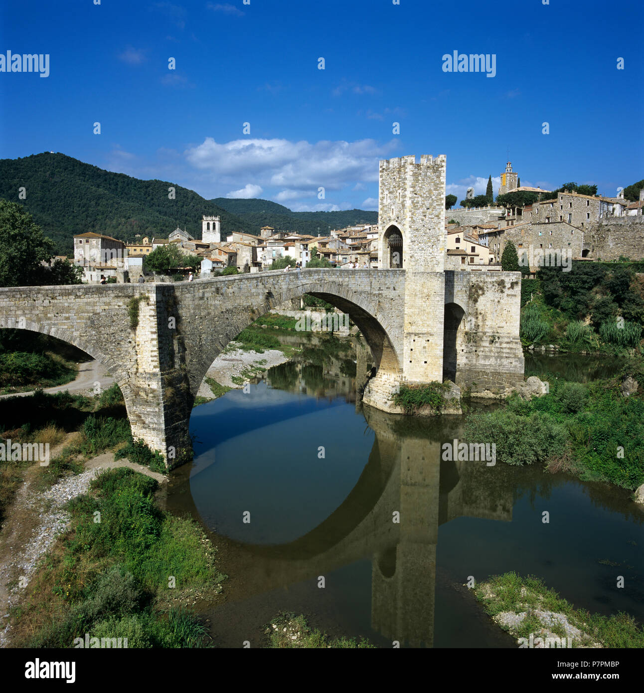 Ville médiévale fortifiée et pont sur la rivière Fluvia à Besalu, Catalogne, Espagne Banque D'Images