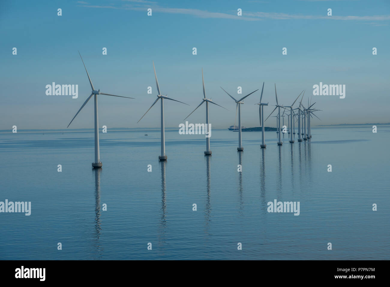 Parc éoliennes offshore de l'énergie alternative. Les moulins à vent dans la mer avec la réflexion du matin, le Danemark Copenhague Banque D'Images