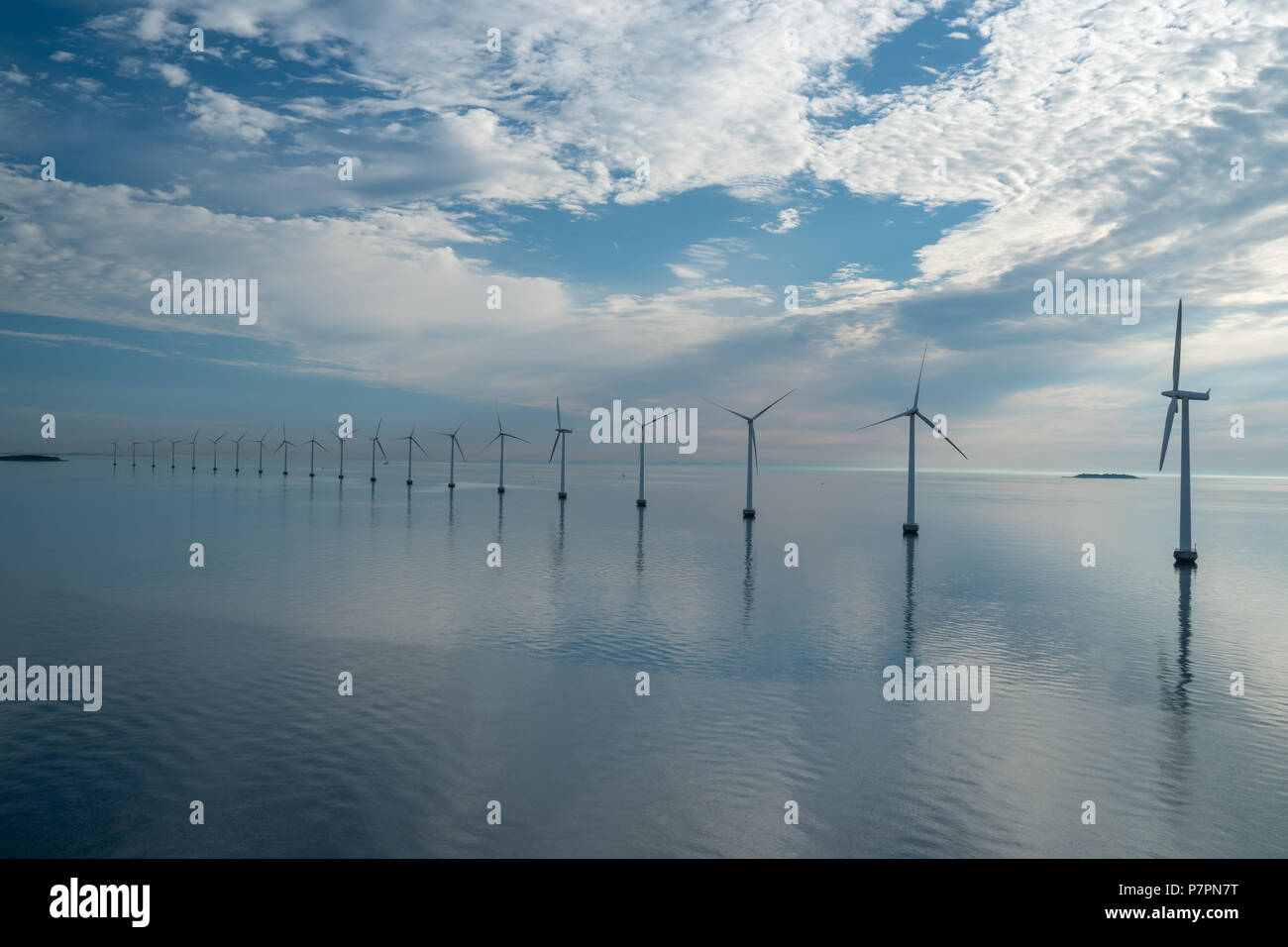 Parc éoliennes offshore de l'énergie alternative. Les moulins à vent dans la mer avec la réflexion du matin, le Danemark Copenhague Banque D'Images