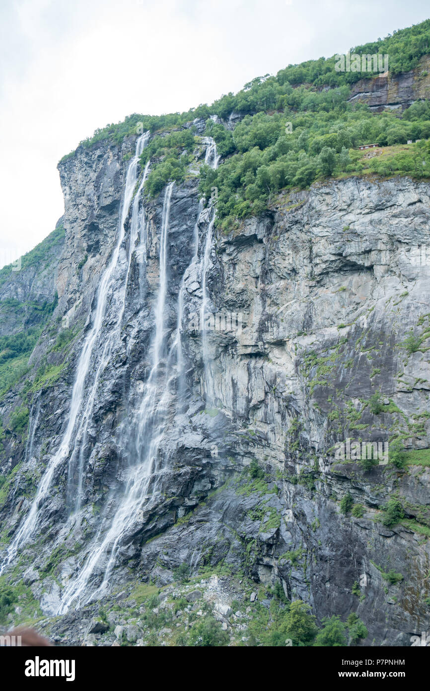 Sept sœurs cascade dans le geirangerfjord, Norvège vu d'un navire de croisière grande cascade Banque D'Images