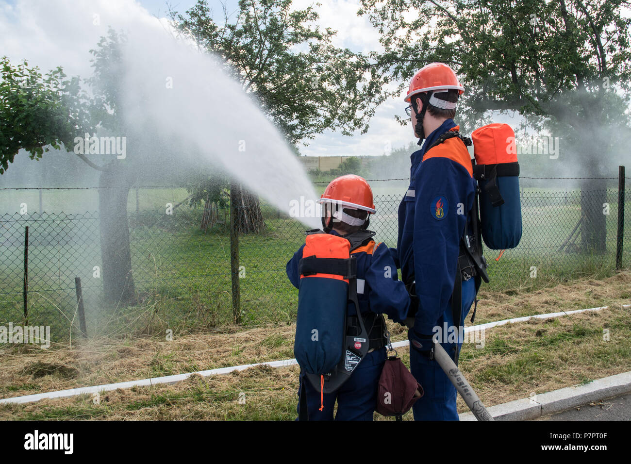 Schauübung der Jugendfeuerwehr der Freiwilligen Feuerwehr Stuttgart-Stammheim am Tag der offenen Tür, Deutschland Banque D'Images