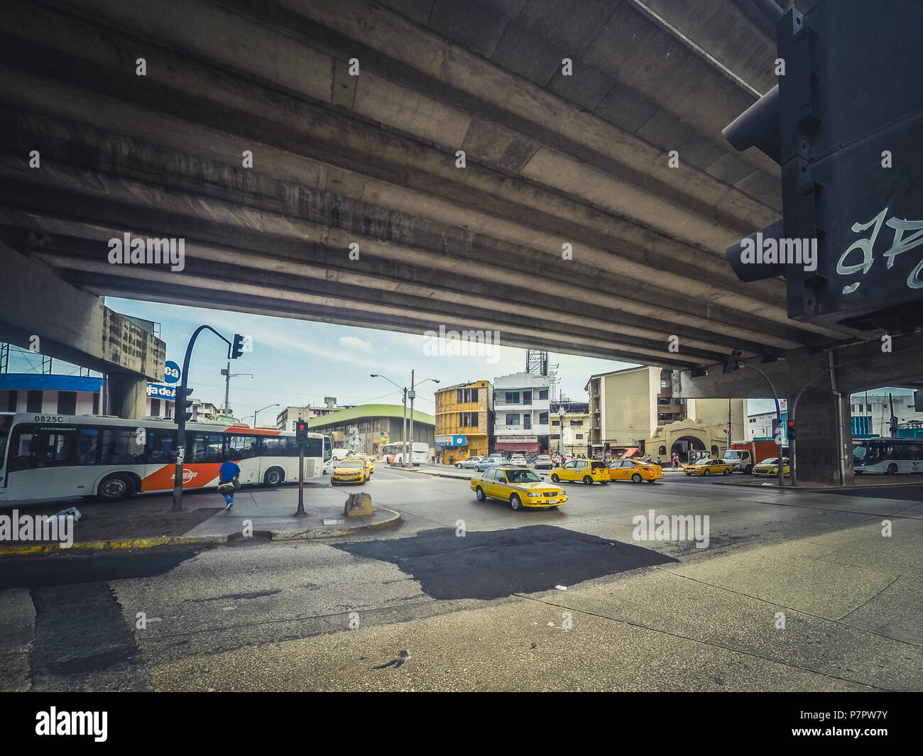 La ville de Panama, Panama - mars 2018 : voiture, bus et taxi sur la circulation rue carrefour à Panama City Banque D'Images
