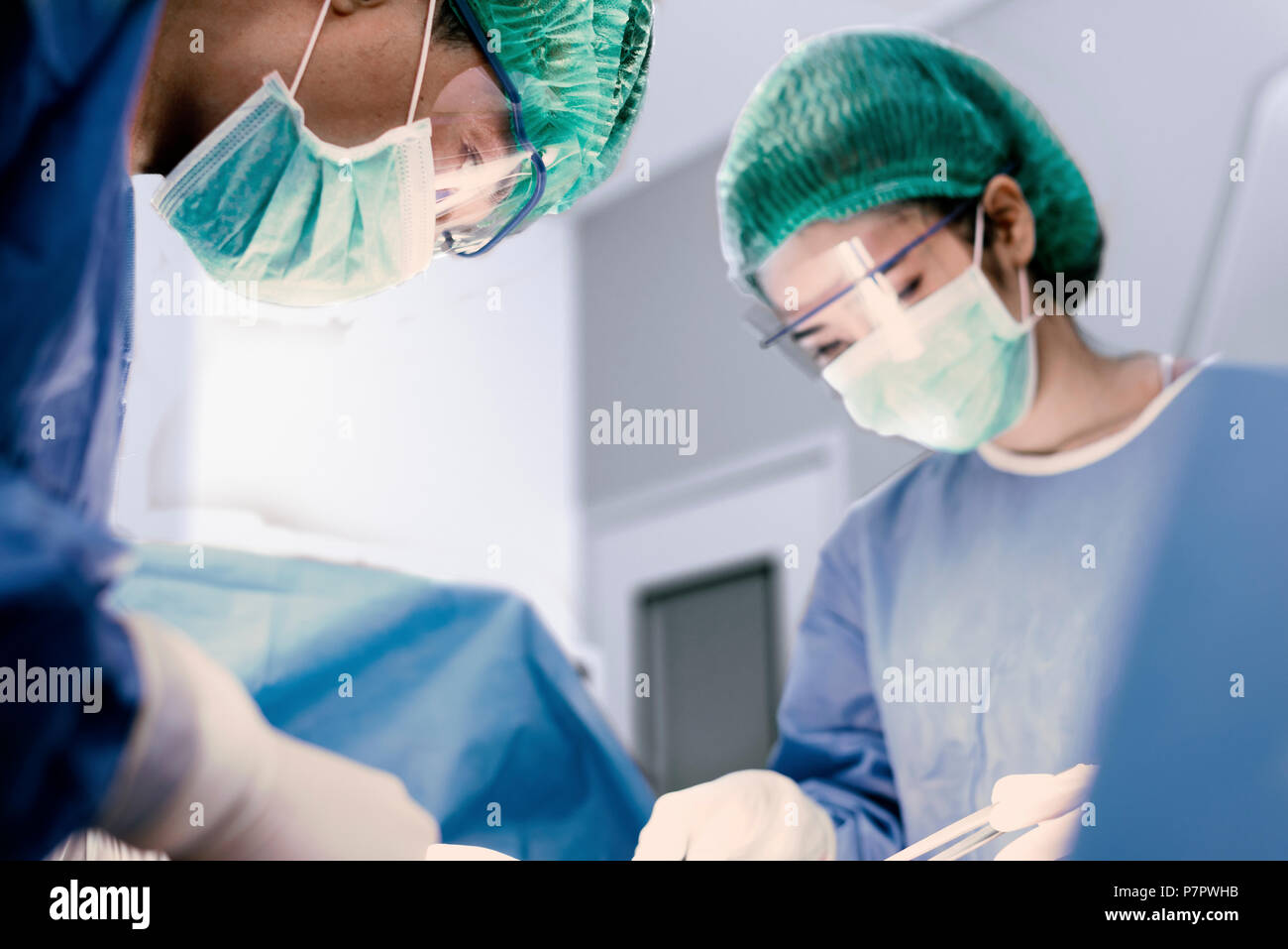 Les médecins et les infirmières en salle d'opération en chirurgie. Soins de santé et de l'hôpital concept Banque D'Images
