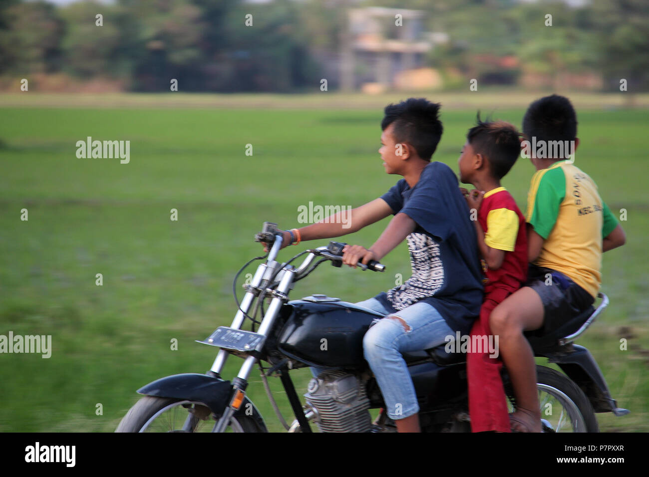 Trois garçons motocyclettes à Bandung en Indonésie. Banque D'Images