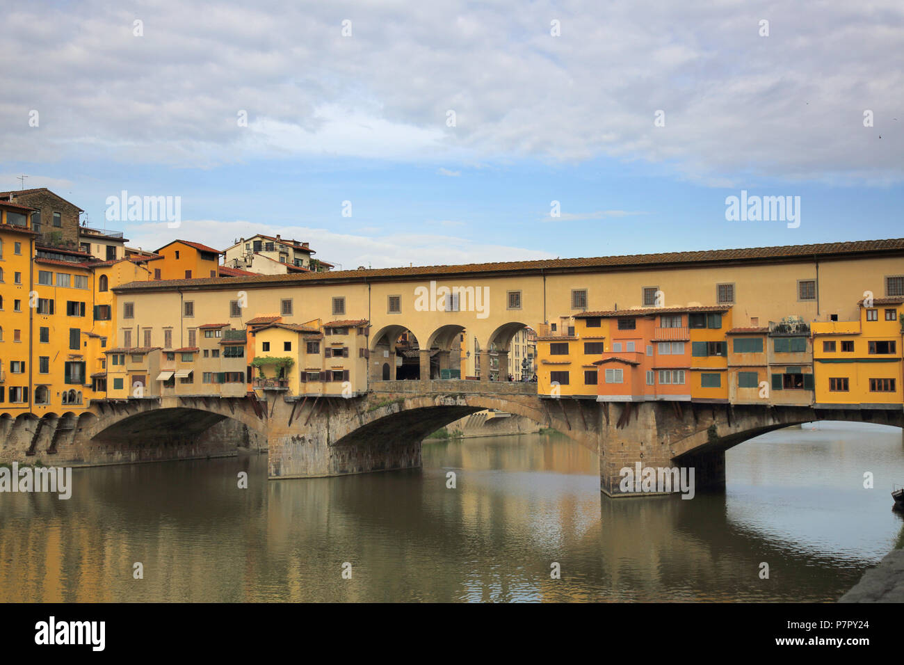 Construit en 1345 le Ponte Vecchio est le plus ancien pont sur l'Arno à Florence Banque D'Images