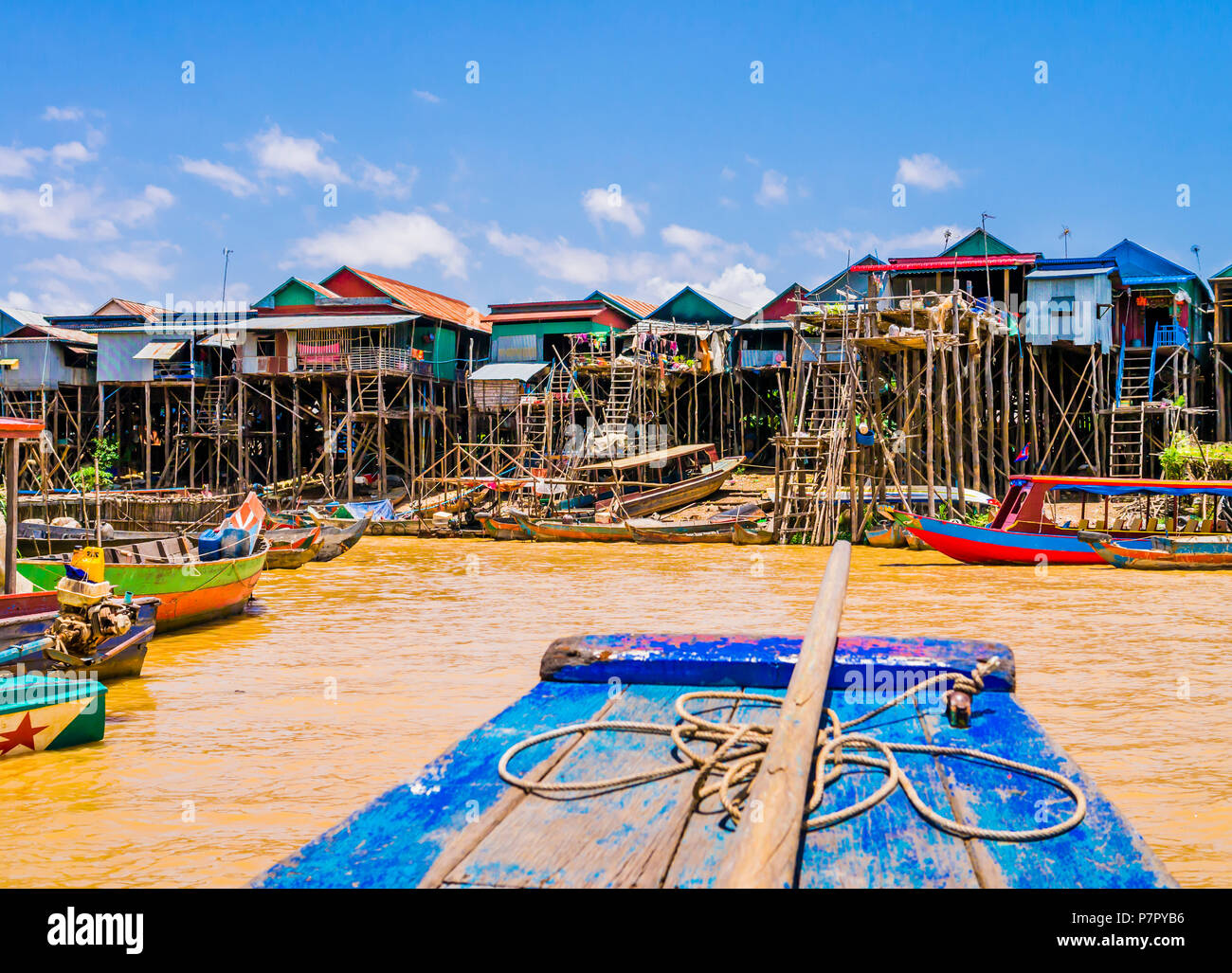 Kampong Phluk pittoresque village flottant avec bateaux multicolores et des maisons sur pilotis, Tonle Sap lake, la Province de Siem Reap, Cambodge Banque D'Images