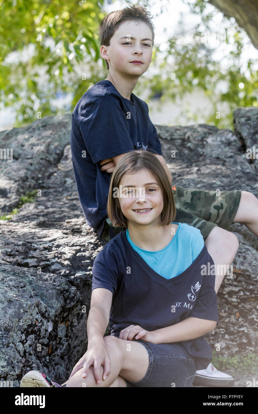 12 ans dormant frère et soeur de 8 yead, posant pour des portraits Cranbrook, BC, Canada. Parution modèle garçon, fille, # 105 # 104 Banque D'Images