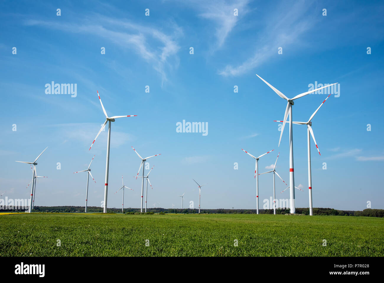 Les générateurs d'énergie éolienne moderne sur une journée ensoleillée vu en Allemagne Banque D'Images