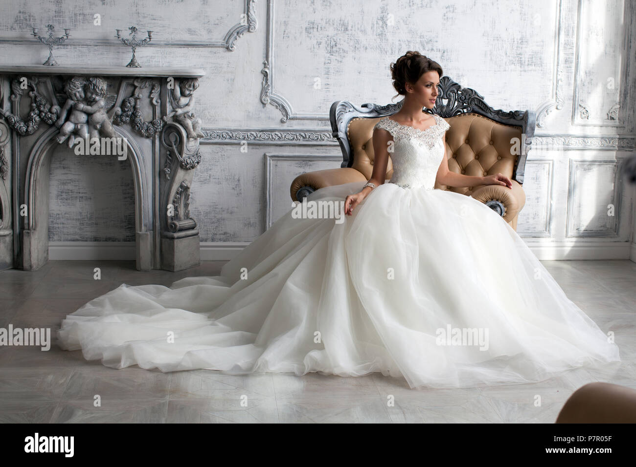 Robe de mariage à Paris. Mariée à un appartement de luxe dans une robe de  mariage Photo Stock - Alamy
