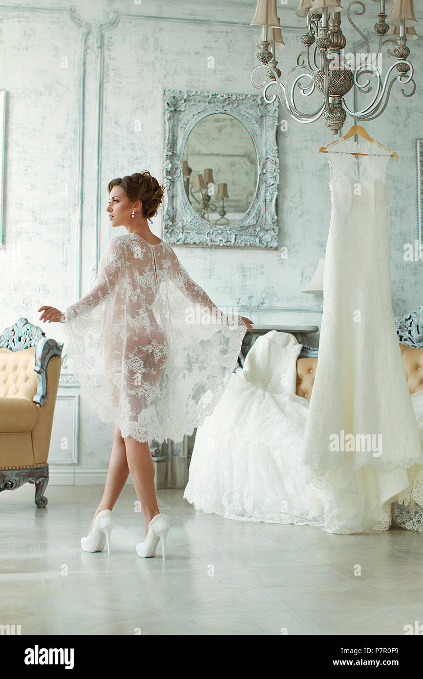 Robe de mariage à Paris. Mariée à un appartement de luxe dans une robe de  mariage Photo Stock - Alamy