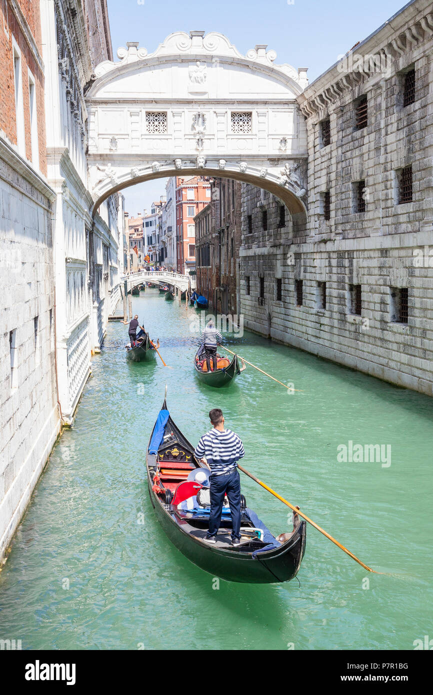 Gondoles passant sous le Pont des Soupirs ou Ponte dei Sospiri, San Marco, Venise, Vénétie, Italie reliant la nouvelle prison avec l'interrogatoire roo Banque D'Images
