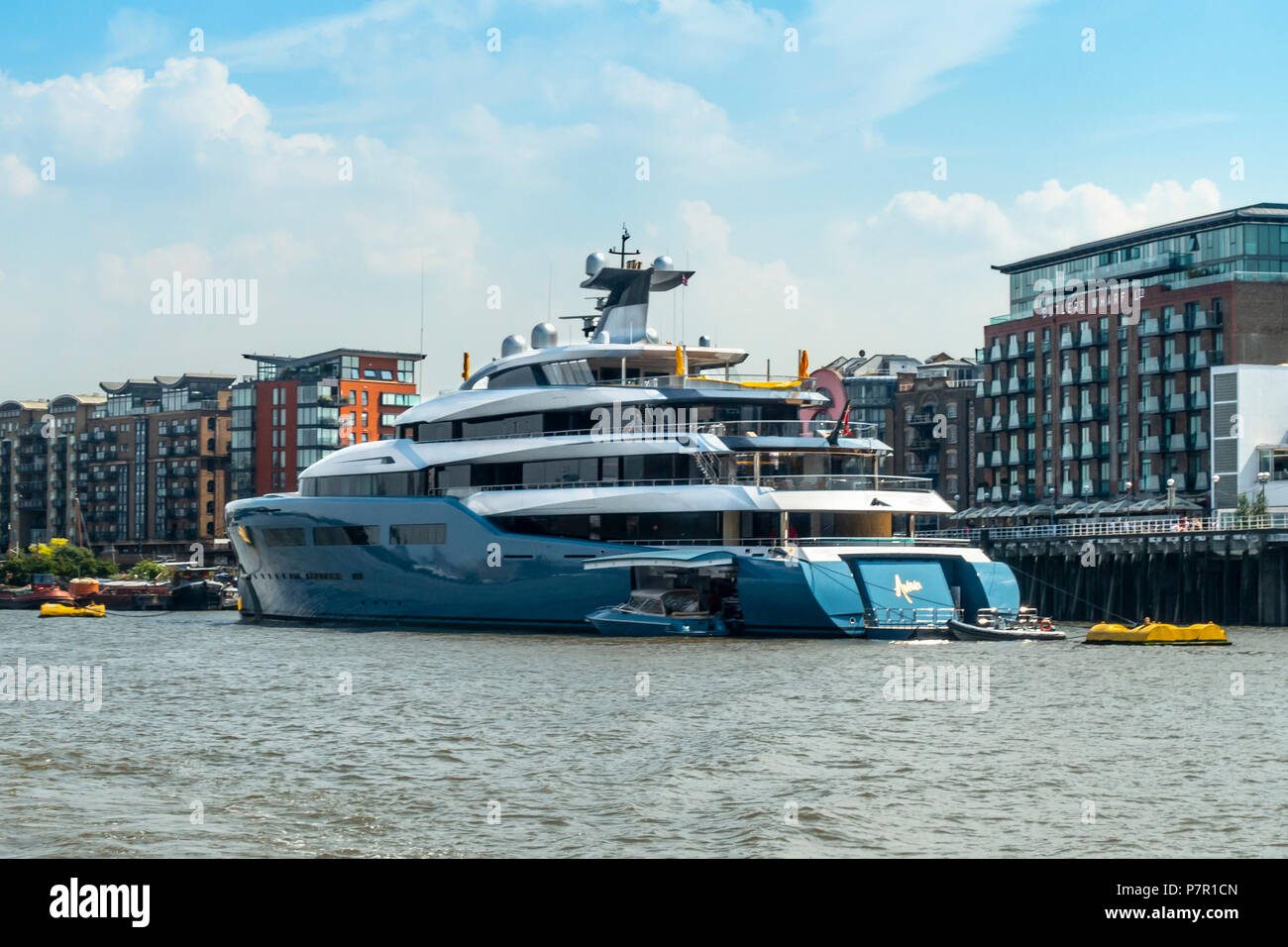 Aviva Megayacht accosté à Butler's Wharf sur la rive sud de la Tamise. Les 323 ft yacht est administré par Joe Lewis & construit par Abeking et Rasmussen Banque D'Images