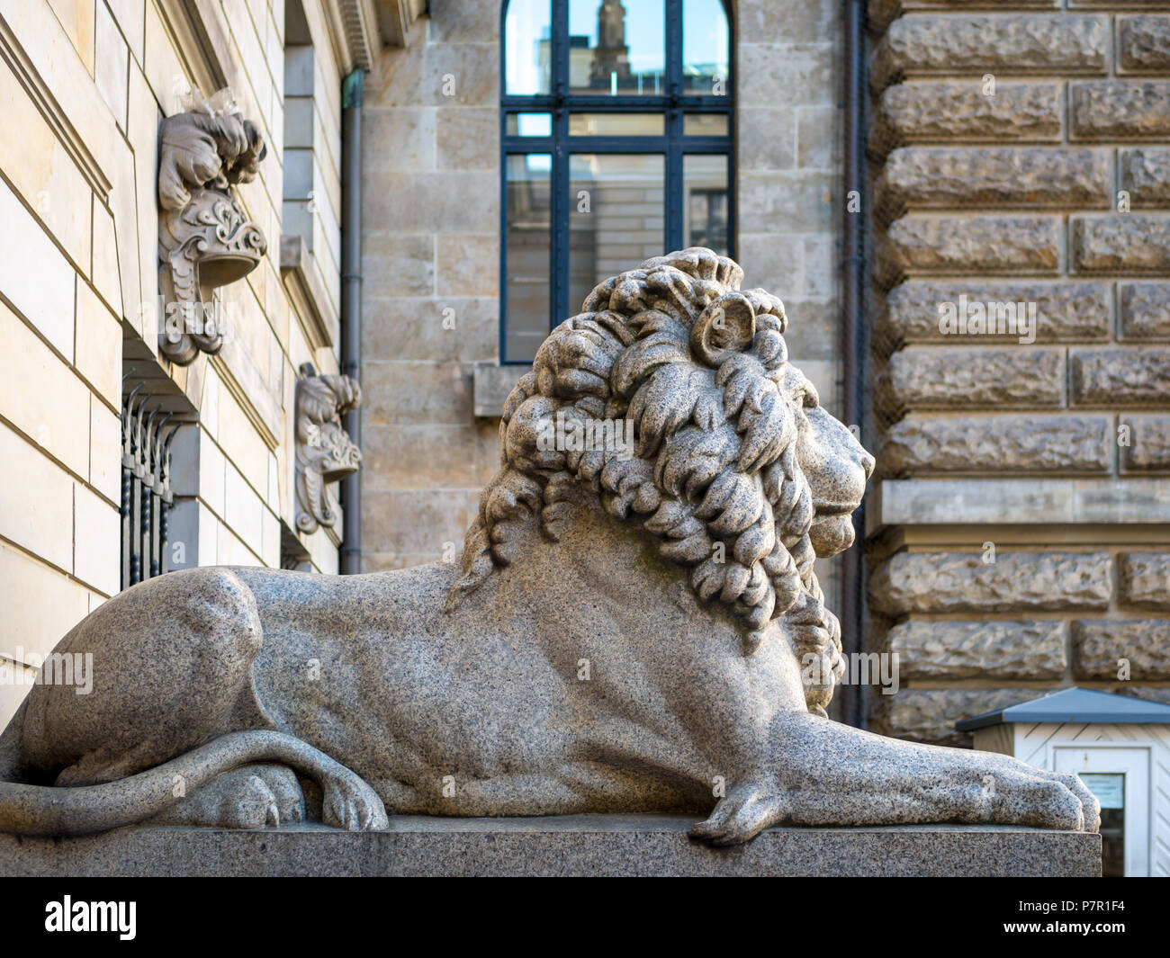 Hambourg, Allemagne - Juillet 03, 2018 : Avis au Lion sculpture à l'entrée de la cour intérieure à l'hôtel de Hambourg. Banque D'Images