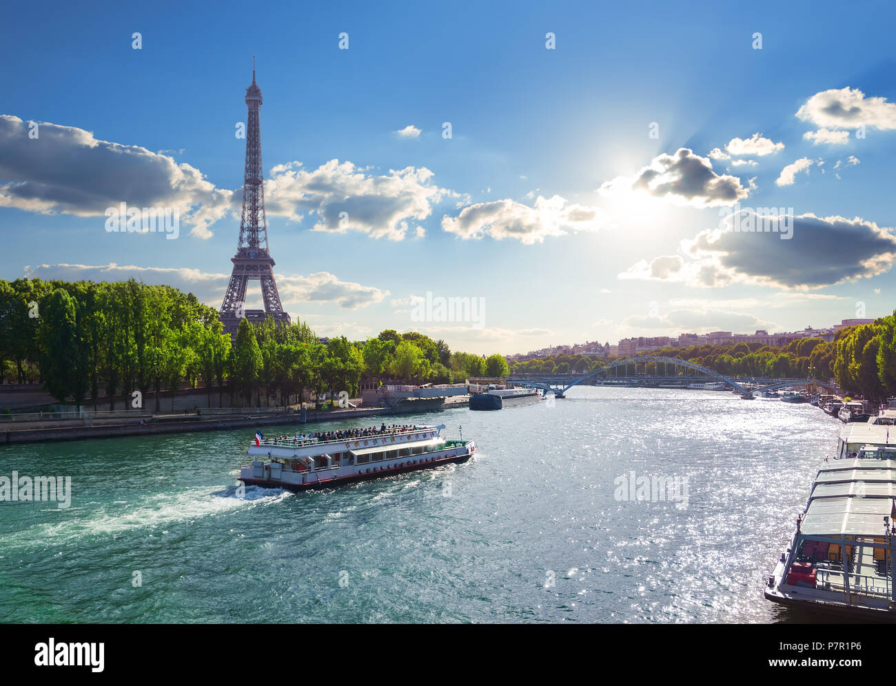 La Tour Eiffel et le pont Iena sur la Seine à Paris, France. Banque D'Images