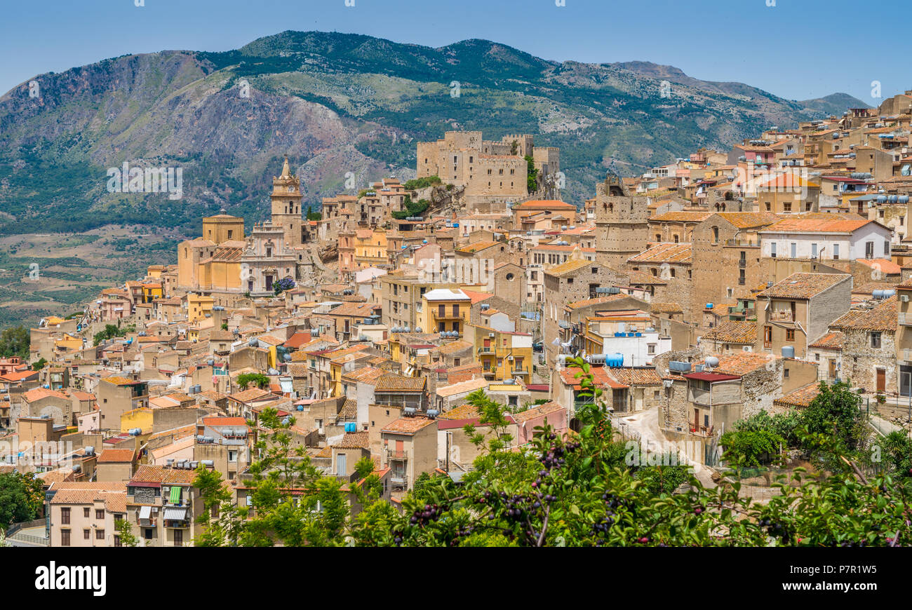 Vue panoramique sur Caccamo, très belle ville dans la province de Palerme, en Sicile. Banque D'Images
