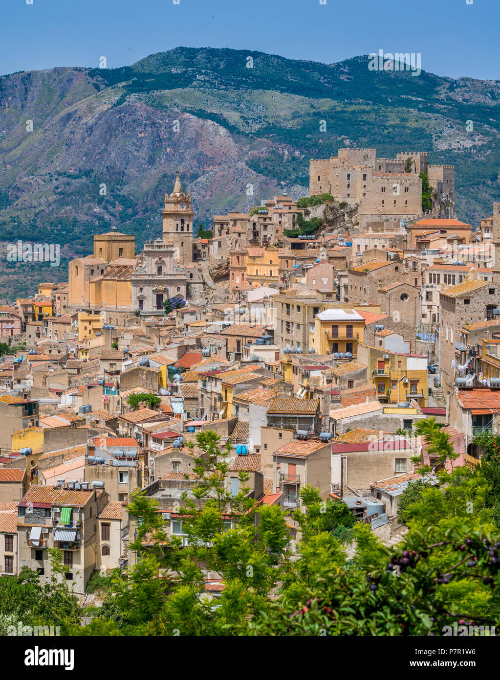 Vue panoramique sur Caccamo, très belle ville dans la province de Palerme, en Sicile. Banque D'Images