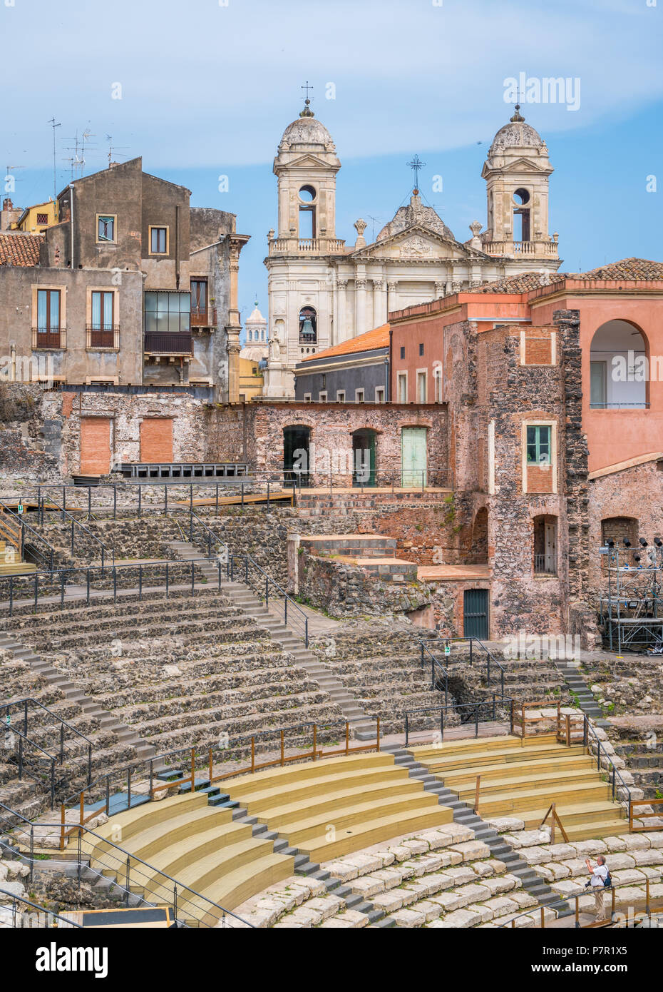Le théâtre romain à Catane, avec l'église de Saint François d'assise sur l'arrière-plan. La Sicile. Banque D'Images