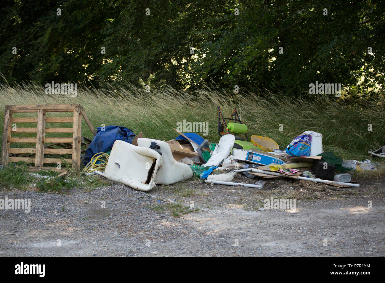 Déchets déversés dans l'entrée d'un champ à côté d'un chemin rural dans le Dorset England UK GO Banque D'Images
