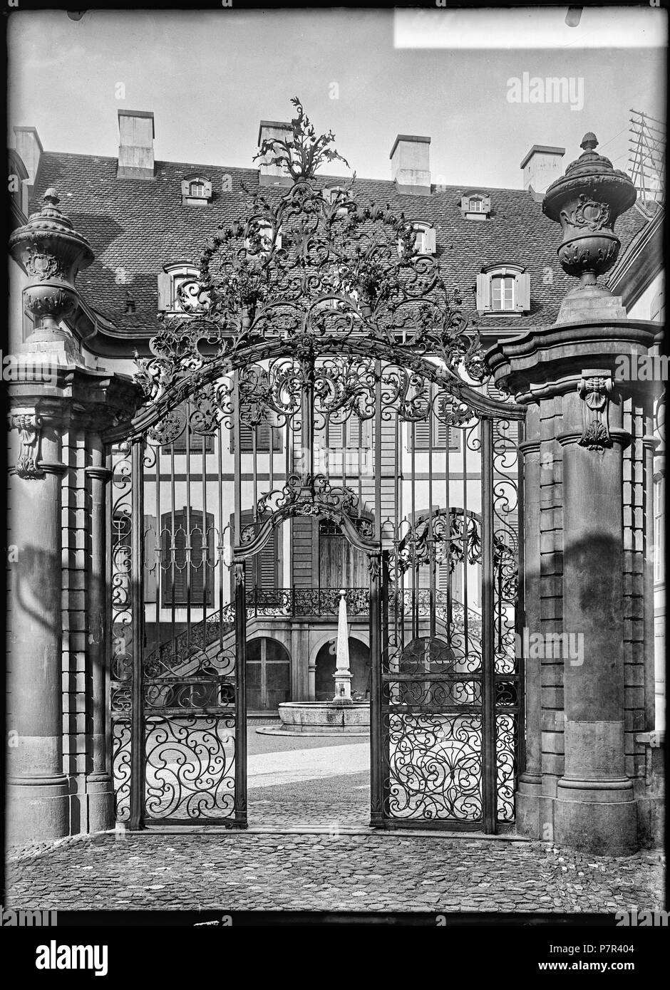 Blaues Haus, Bâle, Gitterportal, vue d'ensemble ; Vue d'ensemble de la grille en fer forgé à l'entrée de la cour de la Maison Bleue sise au Rheinsprung 16. 1901 66 CH-NB - Bâle, Blaues Haus, Gitterportal, vue d'ensemble - Collection Max van Berchem - EAD-6956 Banque D'Images