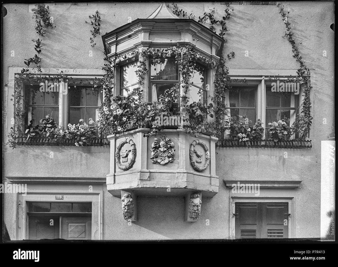 Stein am Rhein, Haus zum Raben, vue partielle ; la façade, vue partielle de la façade avec encorbellement de la maison Raben bâtie en 1706. 1902 83 CH-NB - Stein am Rhein, Haus zum Raben, la façade, vue partielle - Collection Max van Berchem - EAD-6976 Banque D'Images