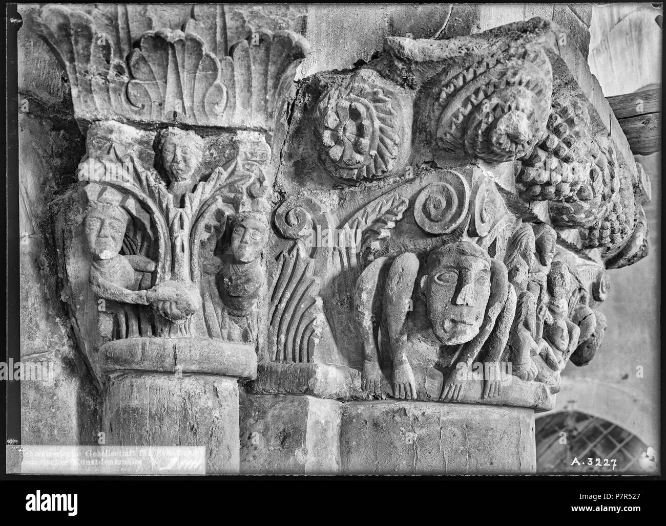 82 CH-NB - Sion, Basilique de Valère, chapiteaux, vue d'ensemble - Collection Max van Berchem - EAD-8639 Banque D'Images