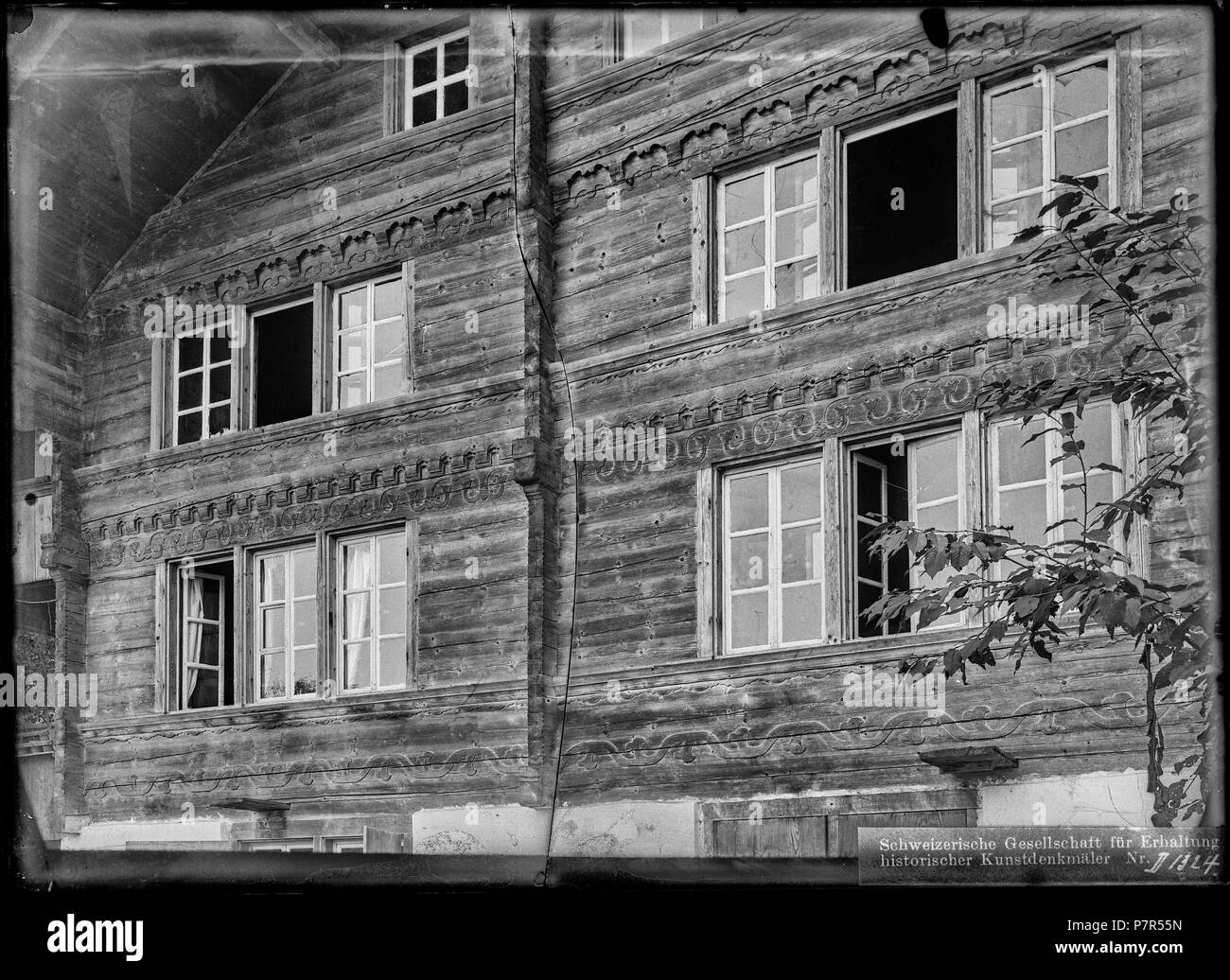 Grindelwald, Haus, vue partielle ; la façade, vue partielle de la façade en bois et des fenêtres d'une maison à Grindelwald, dans le canton de Berne. N/A 72 CH-NB - Grindelwald, Haus, la façade, vue partielle - Collection Max van Berchem - EAD-9439 Banque D'Images