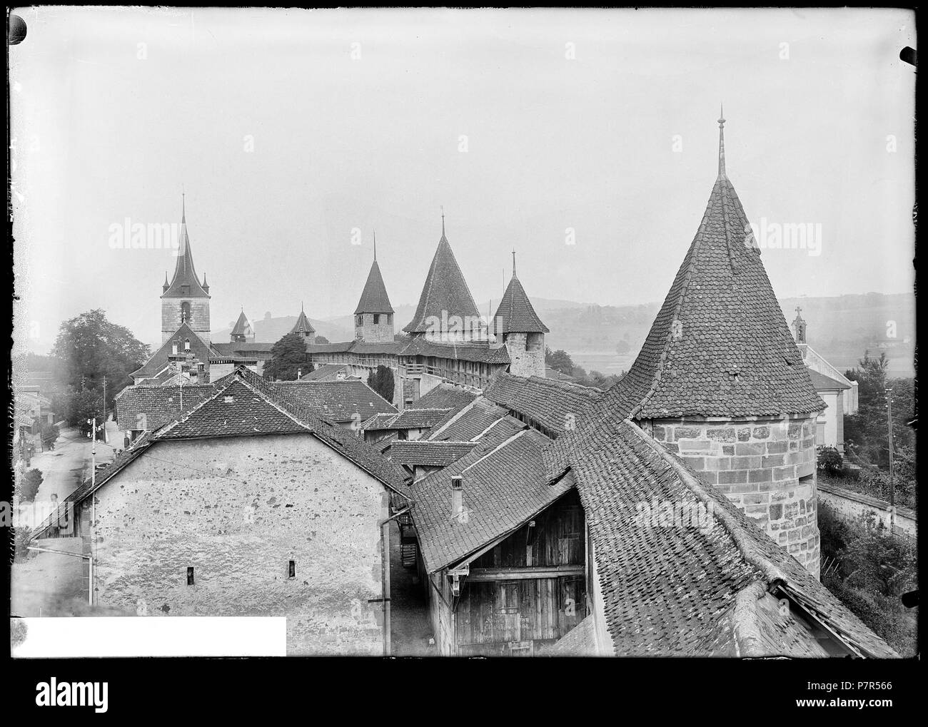 Morat, Mur d'enceinte, vue partielle ; Vue partielle du haut des murs d'enceinte de la ville de Morat (Murten) ainsi que des toits des maisons avoisinantes, dans le chanton de Fribourg. 1907 75 CH-NB - Morat, Mur d'enceinte, vue partielle - Collection Max van Berchem - EAD 905 Banque D'Images