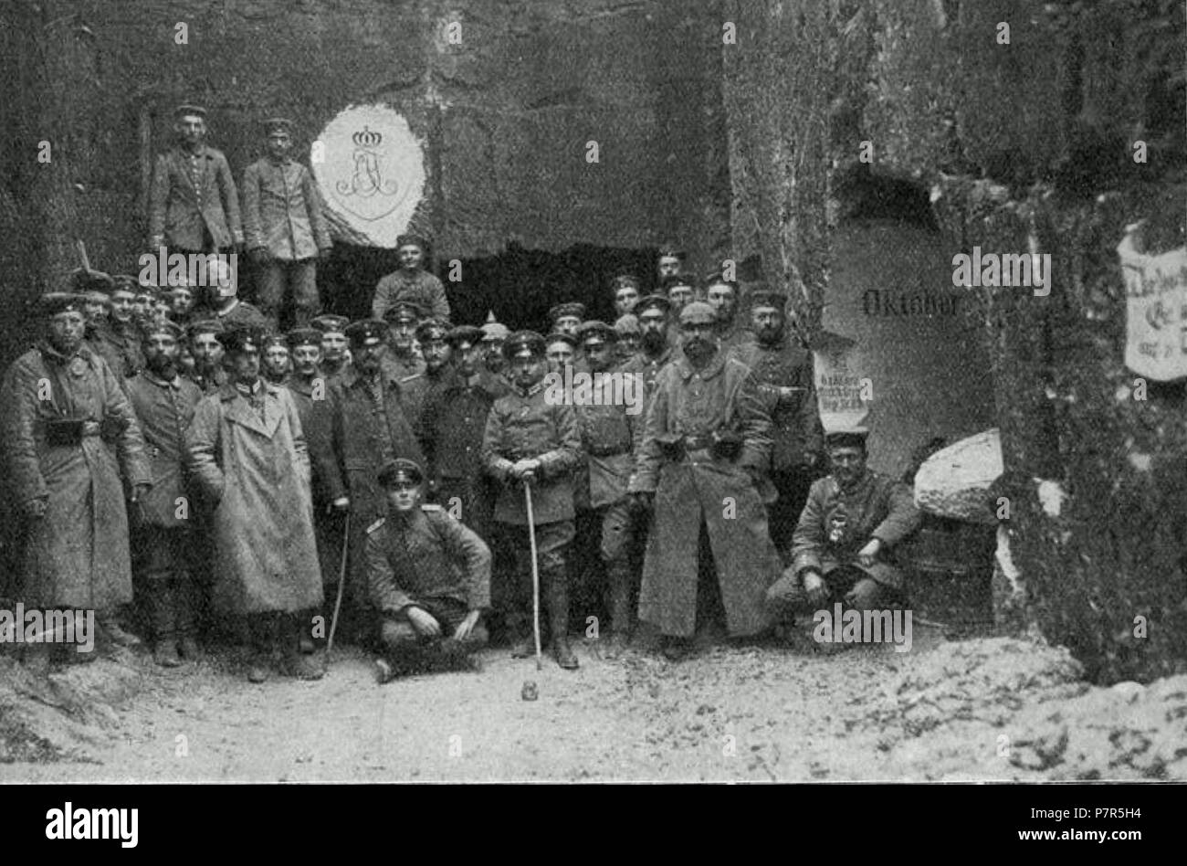 Deutsch : Eingang zur Adolf-Friedrich-Höhle, le II/89 . 28 août 2015 174 GR.89 im Elsass Banque D'Images