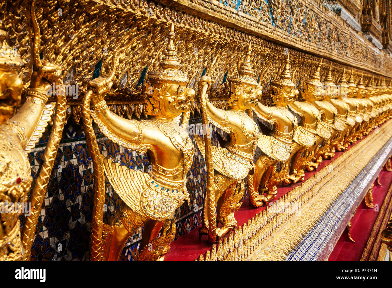 Dieux et démons décorer l'extérieur du Temple du Bouddha d'Émeraude. Grand complexe de palais . Bangkok, Thaïlande. Banque D'Images