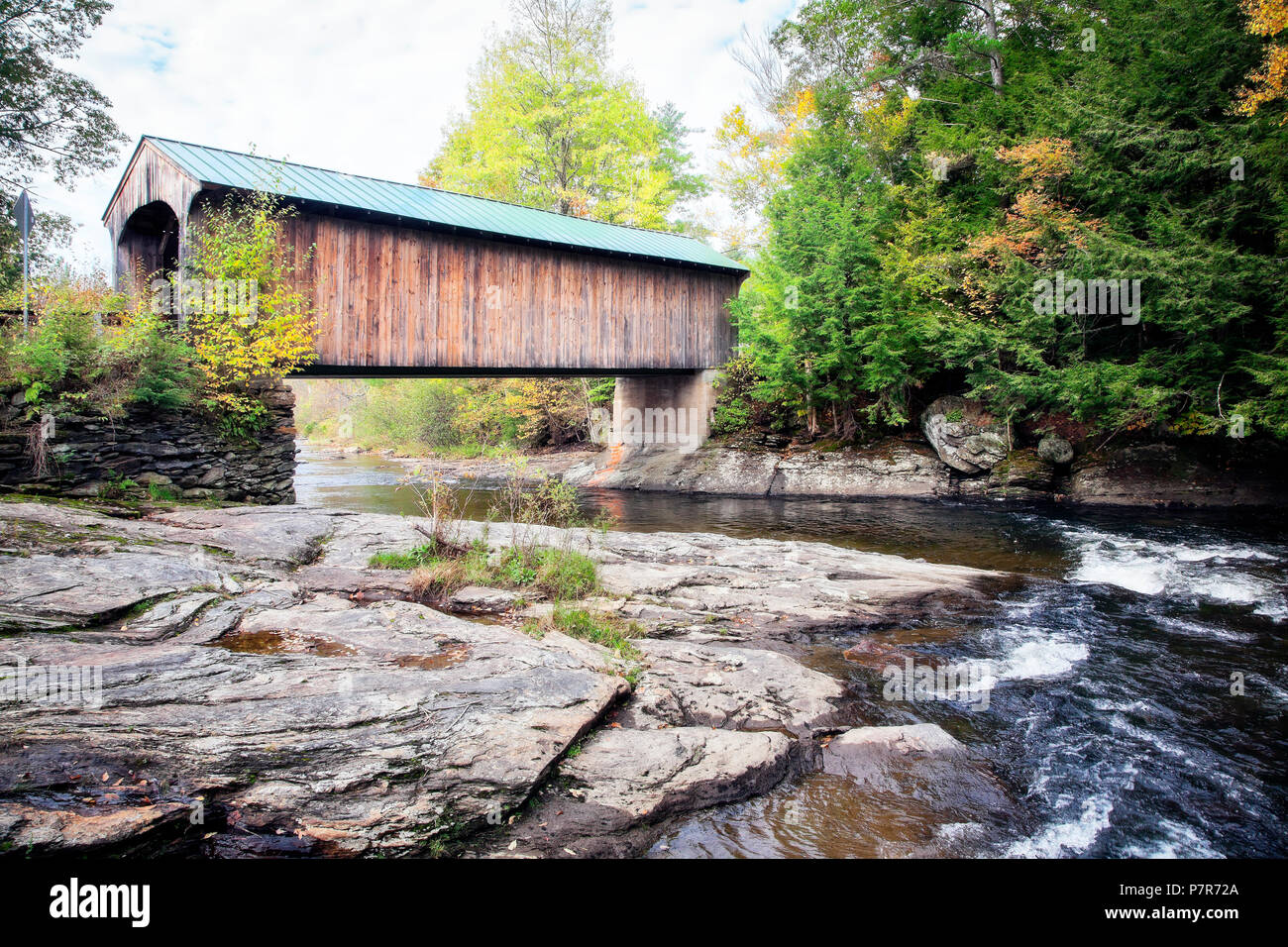 Un pont couvert sur la branche nord de la rivière Lamoille à Waterville, Vermont. Banque D'Images