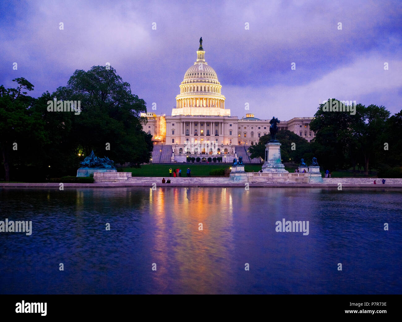 Le bâtiment du Capitole, qui abrite le Sénat et la Chambre des représentants des États-Unis sur le National Mall, Washington DC. Banque D'Images