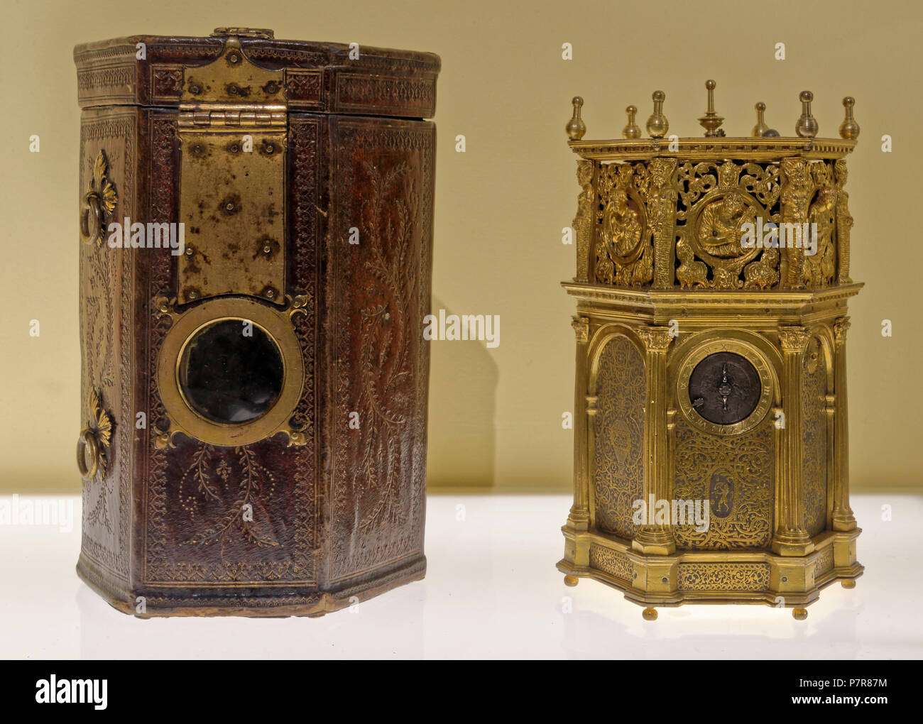 English : Horloge de table de Jean et son étui  ?. H 16,3 cm D 11,9 cm Horloge : laiton ciselé et tombe, l'argent, alliage cuivreux, bronze doré. Etui cuir, laiton : Paris, Musée des beaux-arts de la ville de Paris, inv ODUT1405(A) Exposition Lyon Renaissance. Arts et humanisme. Cat 109 . 10 novembre 2015, 15:14:33 199 Horloges de table Banque D'Images