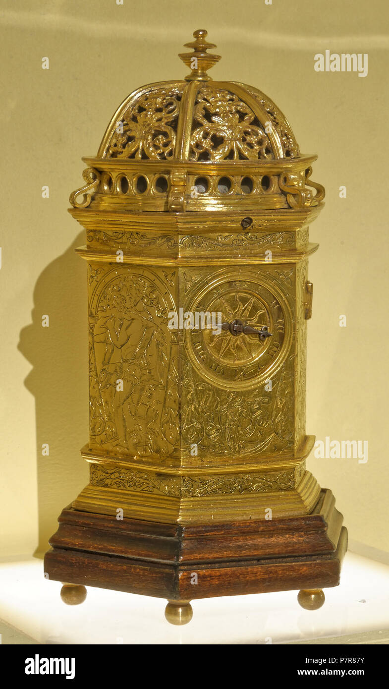 English : Horloge de table, faite par Noêl Dauville en 1544 Laiton ciselé et tombe, bronze doré, bois. H 13 cm D 9,7 cm Lyon Renaissance. Arts et humanisme. Cat 106 . 10 novembre 2015, 15:22:27 Horloge de table 199 - 1544 Banque D'Images