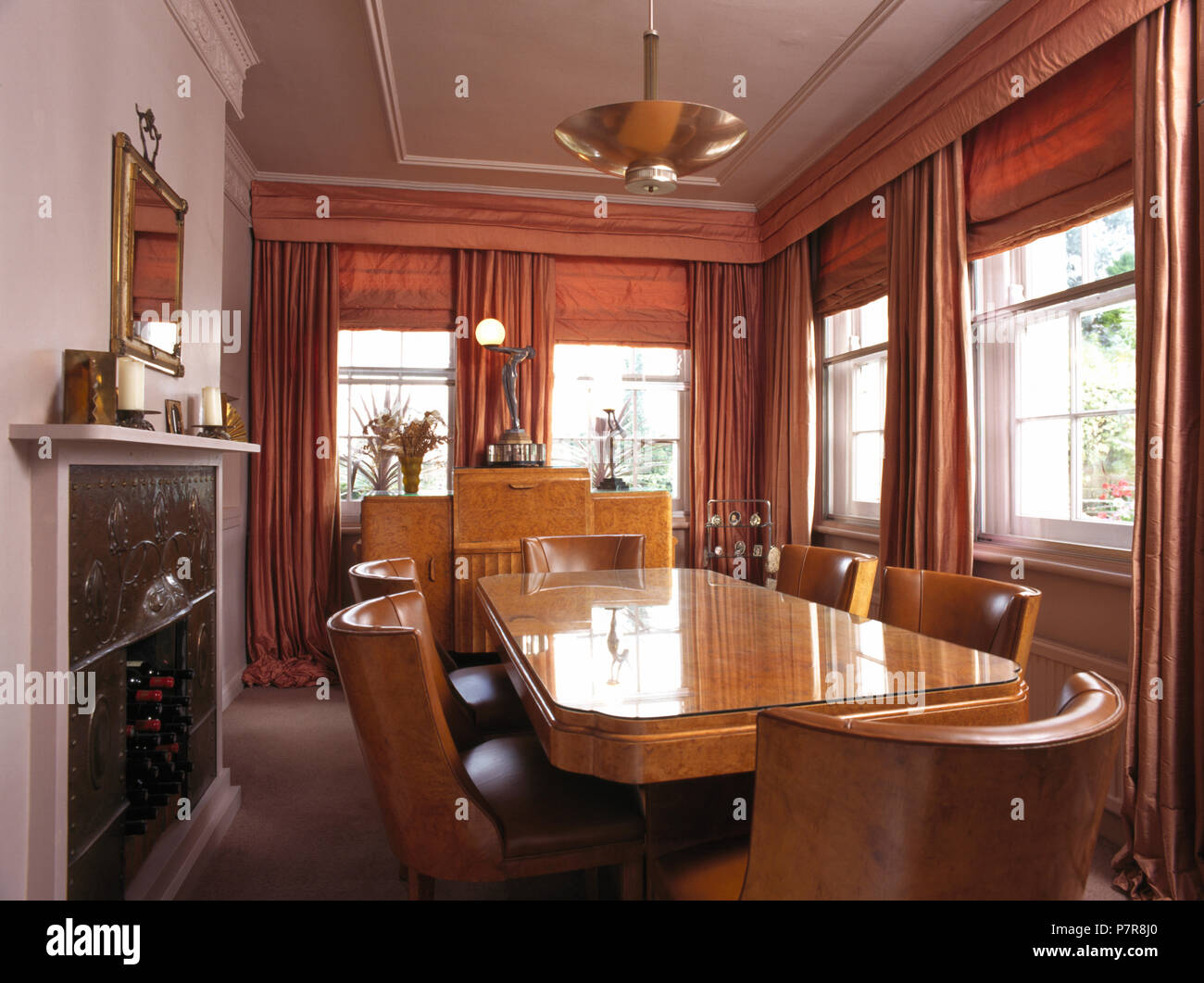 Mobilier Art déco et rose rideaux dans la salle à manger de style années 30  Photo Stock - Alamy