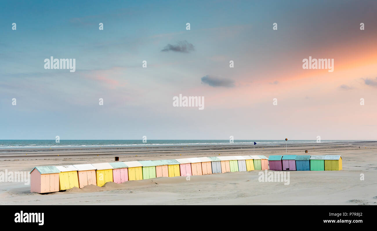 Cabines de bain multicolores alignés sur la plage déserte de Berck-Plage tôt le matin Banque D'Images