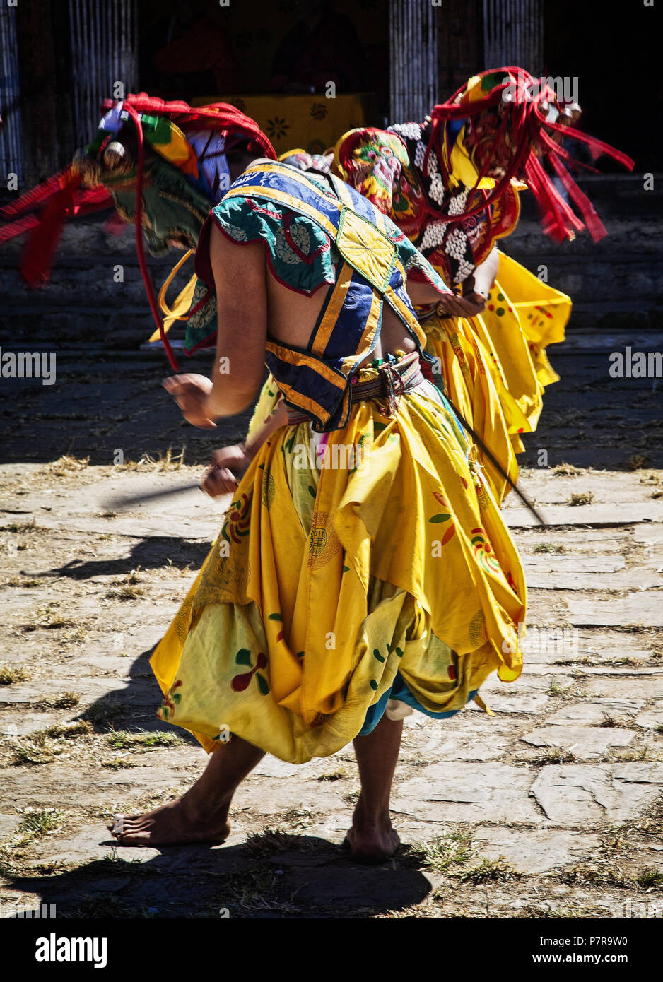 Danseurs en costume d'effectuer une chasse traditionnelle danse dans Jakar, le Bhoutan. Banque D'Images