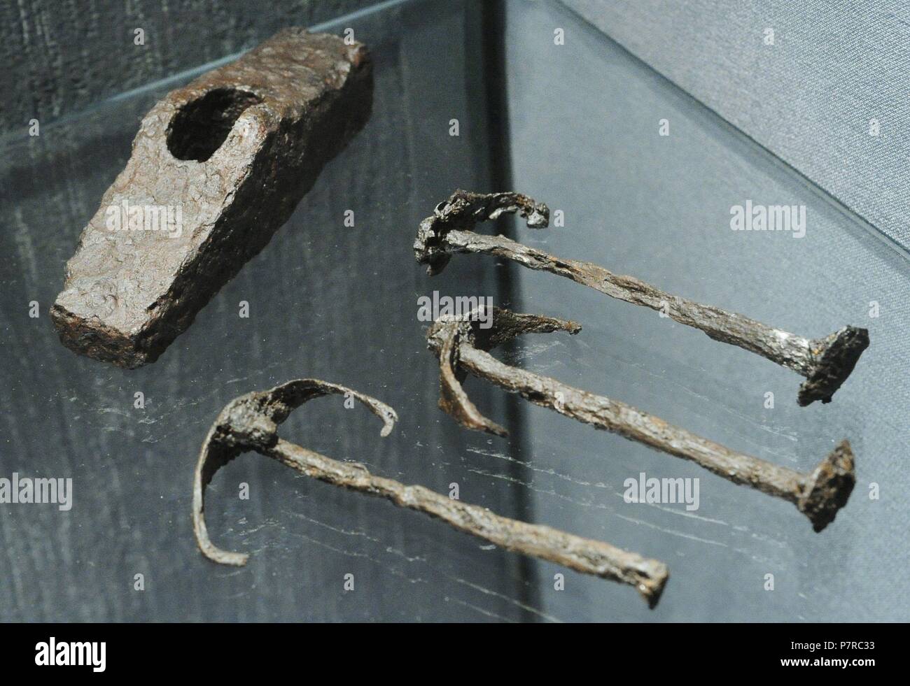 La Scandinavie. Marteau et enclume. La Norvège. Mollestad, Birkenes k., Aust-Agder. 9e-10e siècle. Bateau 4 rivets. Kaupang, Lauvik k., Vestfold. 9e siècle. Musée historique. Oslo. La Norvège. Banque D'Images