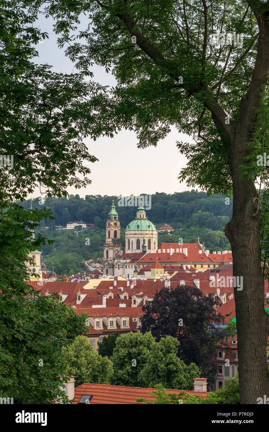 Église Saint Nicolas comme vu du château de Prague Hills Banque D'Images