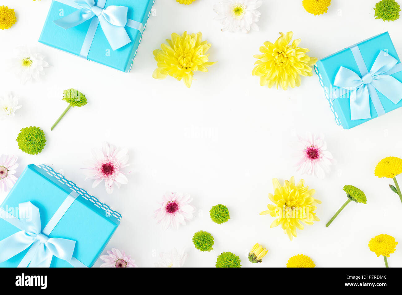 Cadre de cadeaux collection bleu et chrysanthèmes sur un fond blanc dans télévision jeter style. Vue d'en haut Banque D'Images