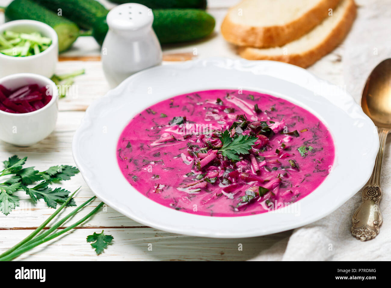 Frais d'été froide végétales traditionnelles soupe de betterave (betterave), concombre, aneth, persil, l'oignon vert, les œufs et la crème sure (kéfir). Holodnik. bor Banque D'Images