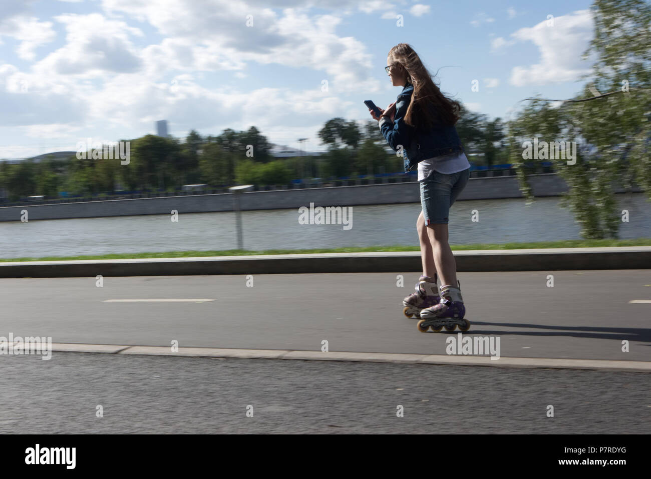 Composition abstraite pour les concepteurs avec woomen sur patins au printemps journée ensoleillée dans le parc Banque D'Images