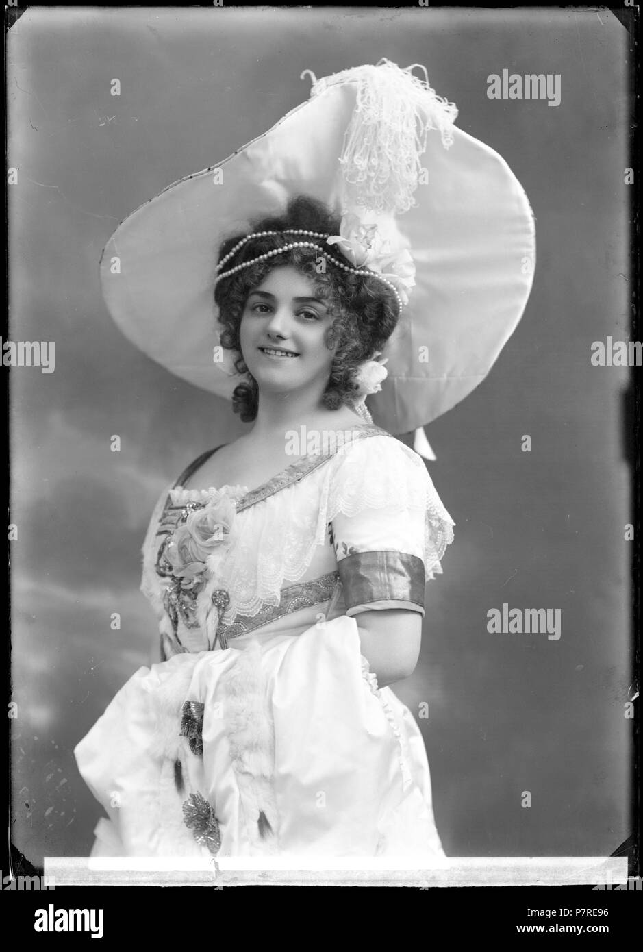 Rosa Grünberg som Dame Gracy Elliot je Vackra Ladyn Oscarsteatern, 1911.  Glasnegativ rollporträtt 336 Rosa Grünberg, - le symbole - GG041 Photo  Stock - Alamy