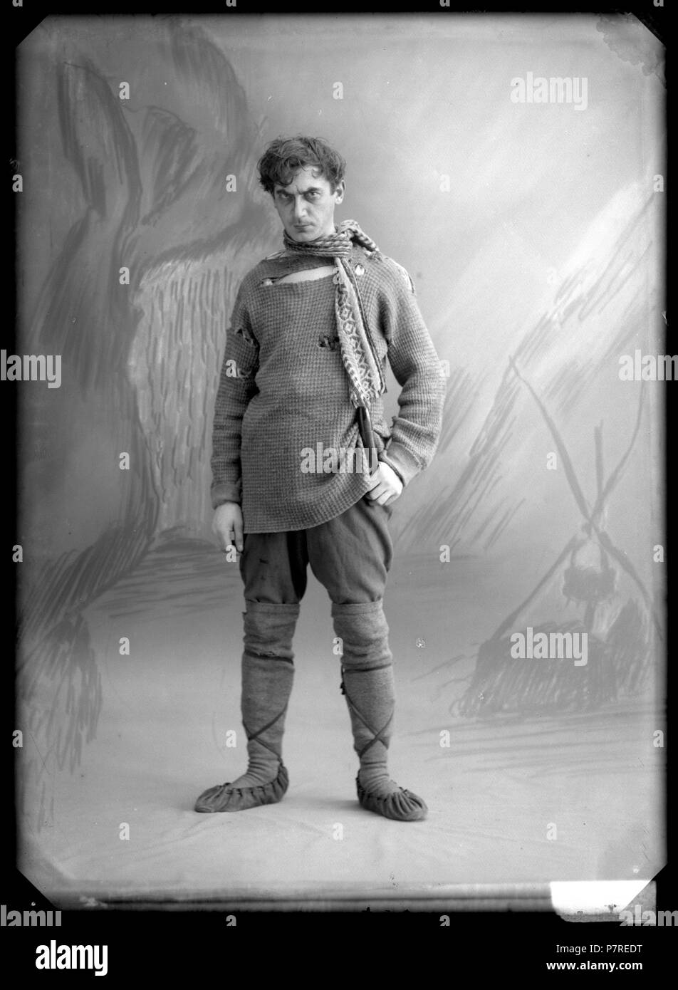 . Hjalmar Lauritz dans Berg-Ejvind och hans hustru 1913. Anglais : Hjalmar comme Lauritz dans Berg-Ejvind Arnes och hans hustru, Allan Ryding's theatre company 1913. Négatif sur verre numérisée. Svenska : Hjalmar Lauritz Arnes som i Berg-Ejvind och hans hustru, Allan Rydings sällskap 1913. Skannat glasnegativ. 1913194 Hjalmar Lauritz dans Berg-Ejvind och hans hustru 1913 - Le symbole - GH144 Banque D'Images