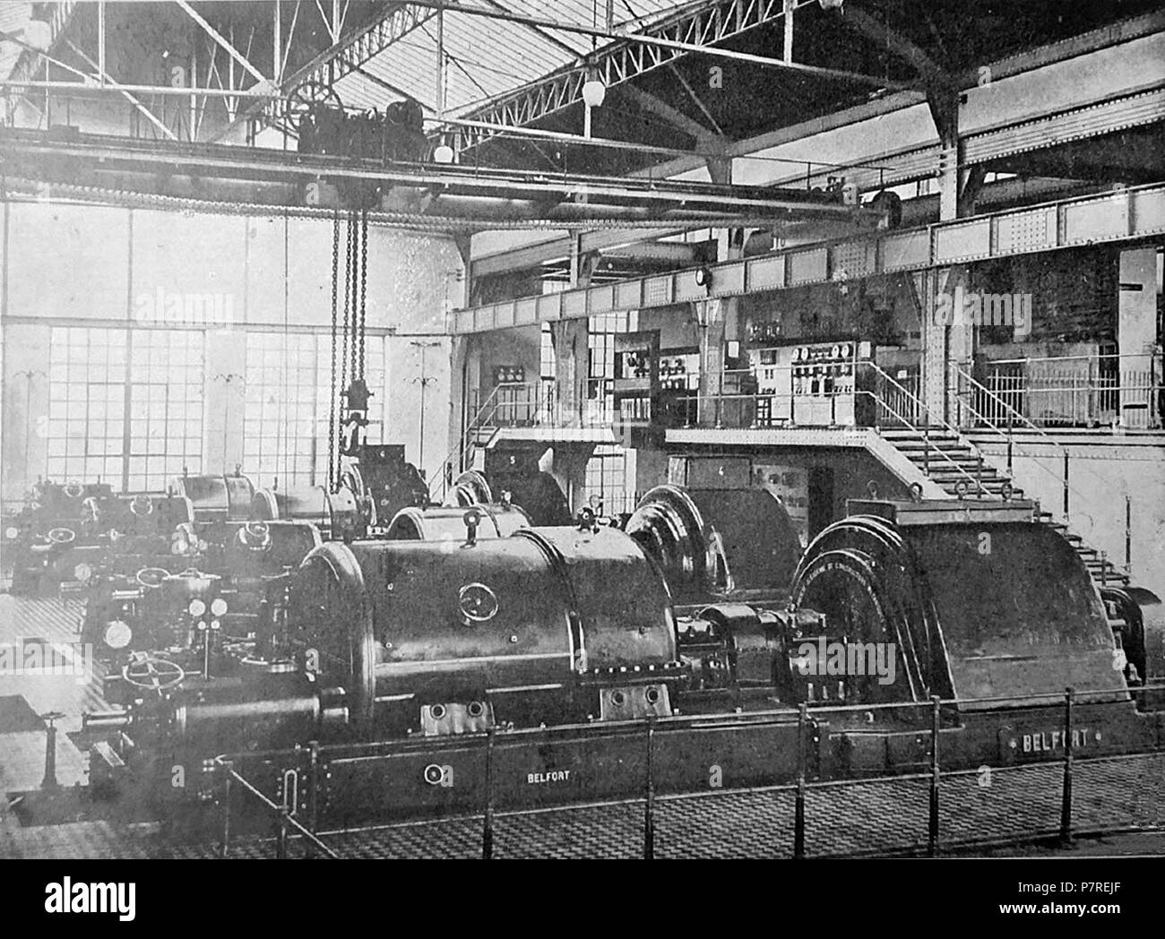 Français : Les générateurs électriques de la centrale thermique de Ronchamp avec les panneaux de contrôles en arrière plan. Entre 1908 et 1924 63 Centrale Ronchamp XXe 14 Banque D'Images