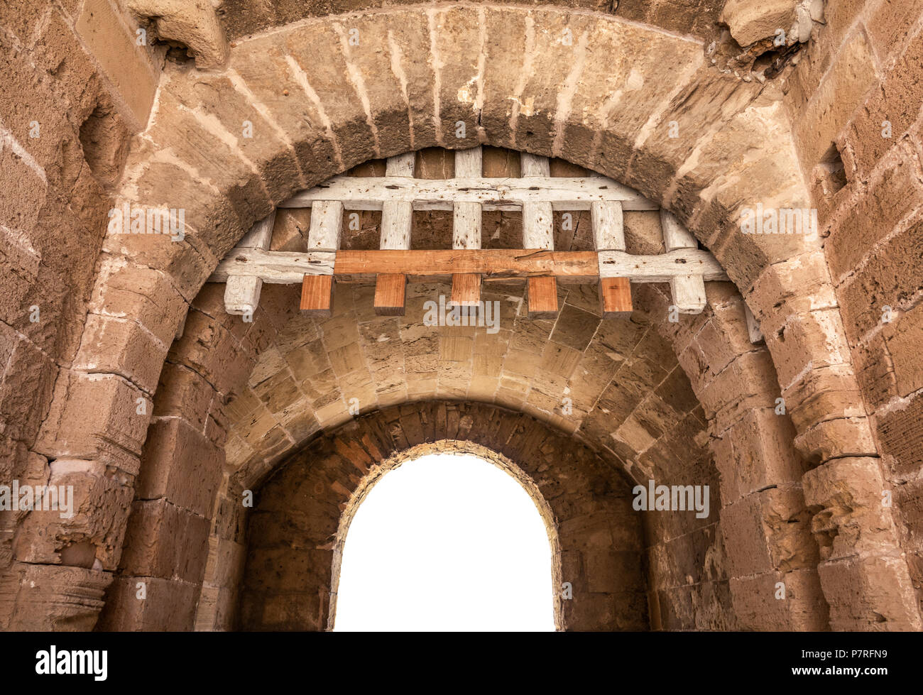 Ancienne forteresse médiévale isolés avec du Archway herse Banque D'Images